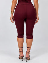 Load image into Gallery viewer, Wine Stacey Capri Leggings
