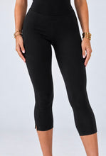 Load image into Gallery viewer, Black Stacey Capri Leggings
